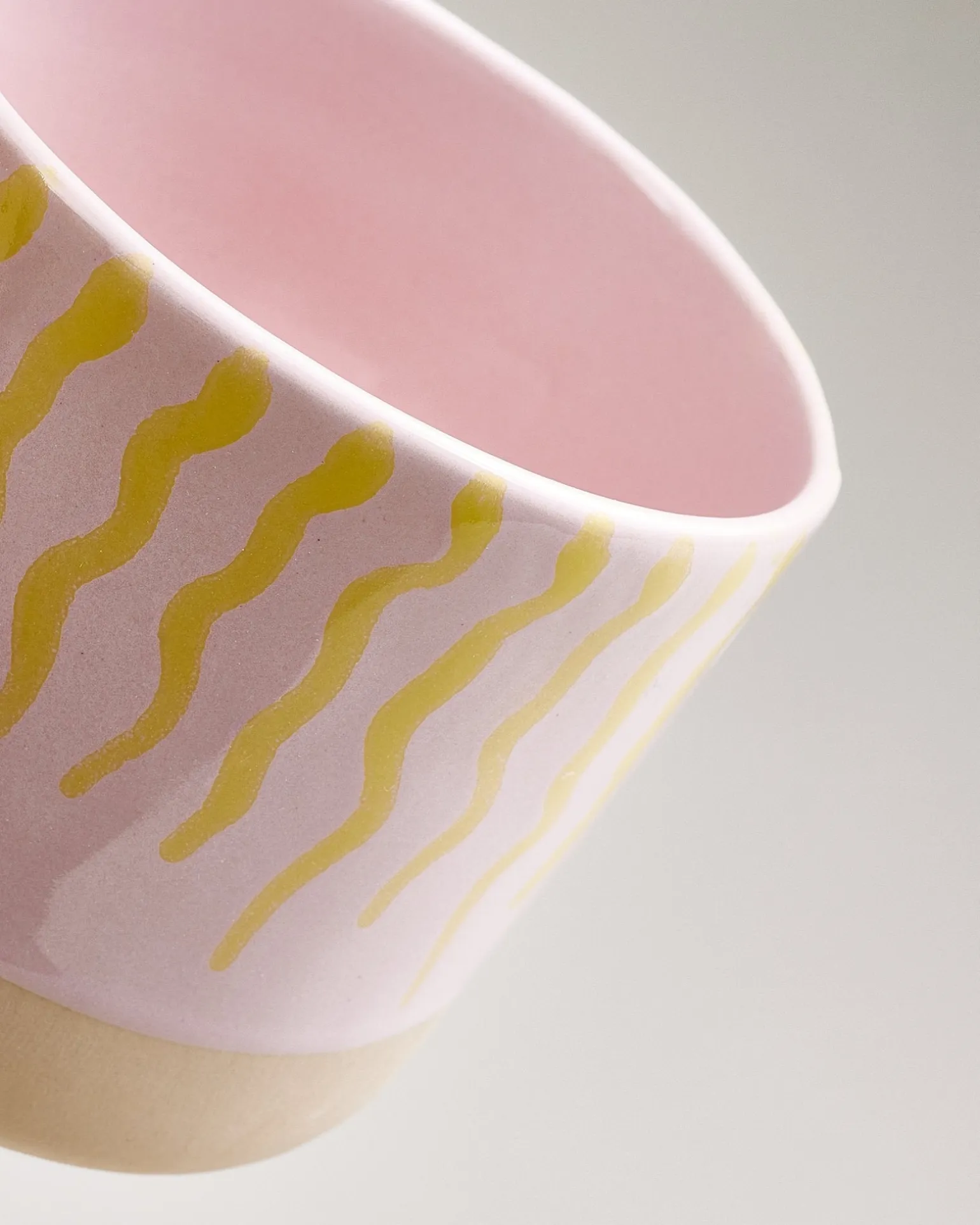 Nódoa Tasse groß gestreift rosa gelb