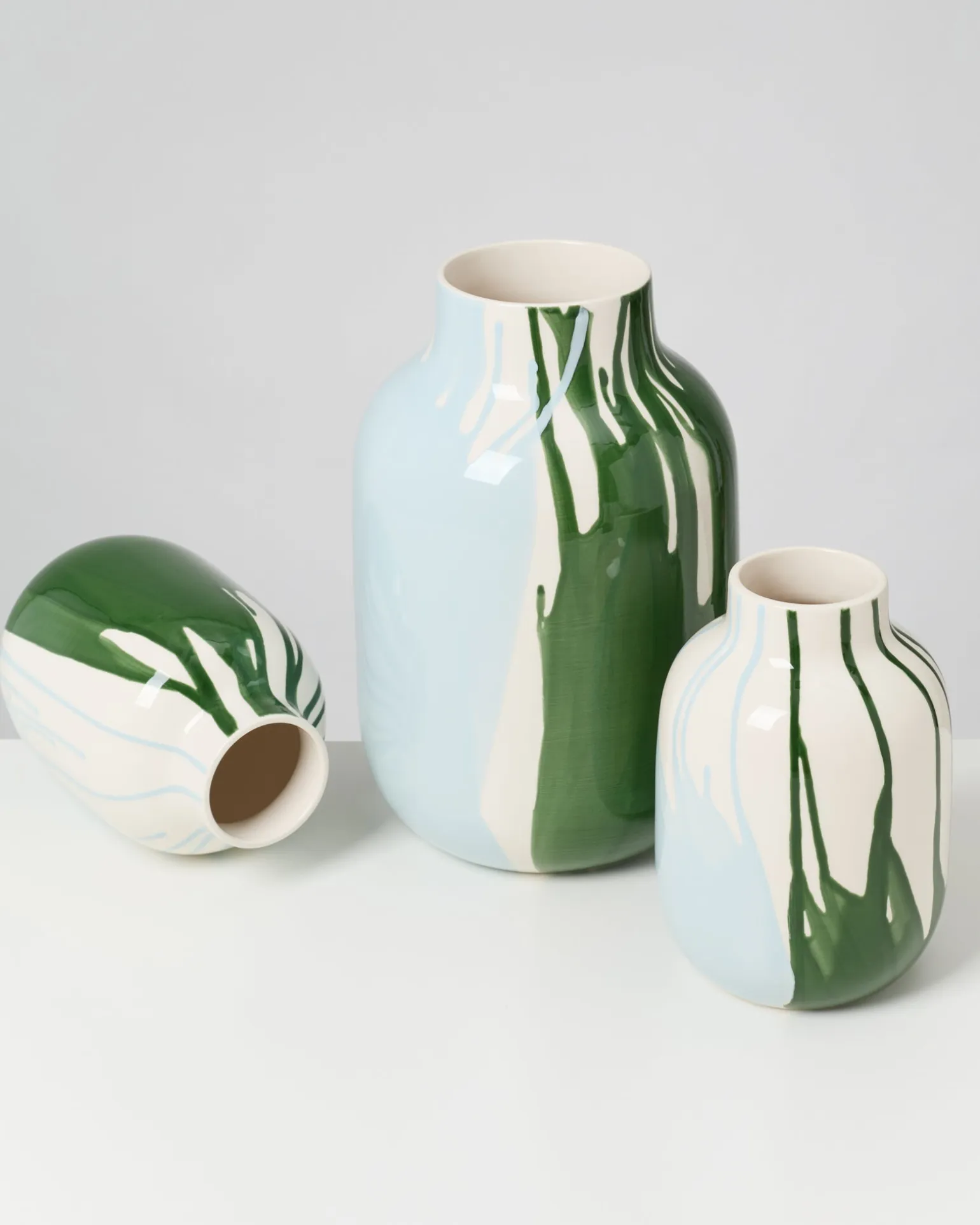 Nuno Vase M drip dunkelgrün hellblau