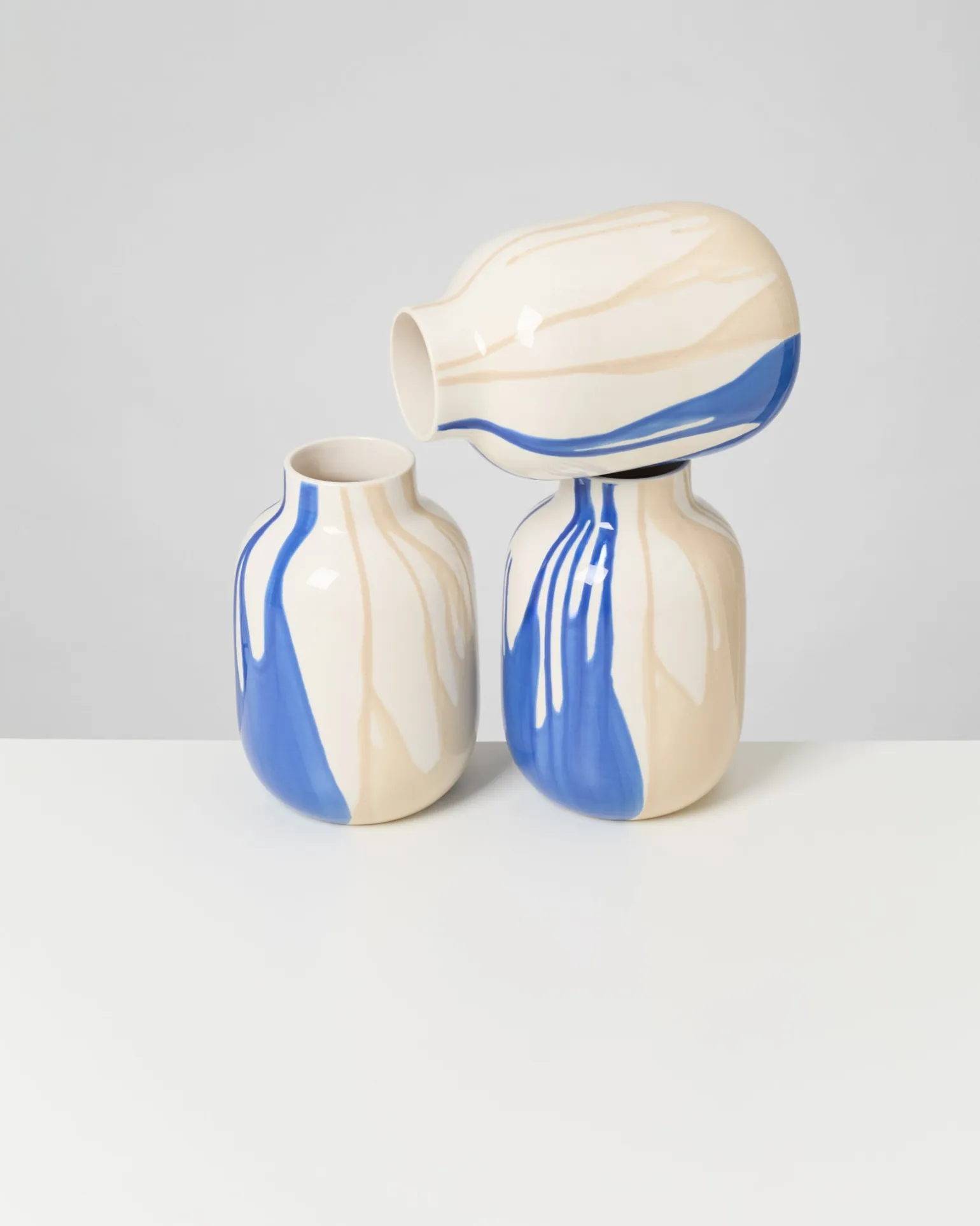 Nuno Vase M drip sand blau
